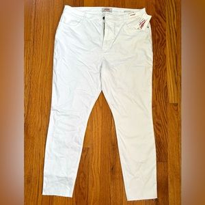 NWT Wrangler Women’s White Cutoff Unforgettable Skinny Jeans size 18